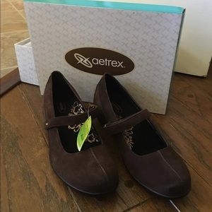 Brand new Aetrex brown suede shoes size 8.5